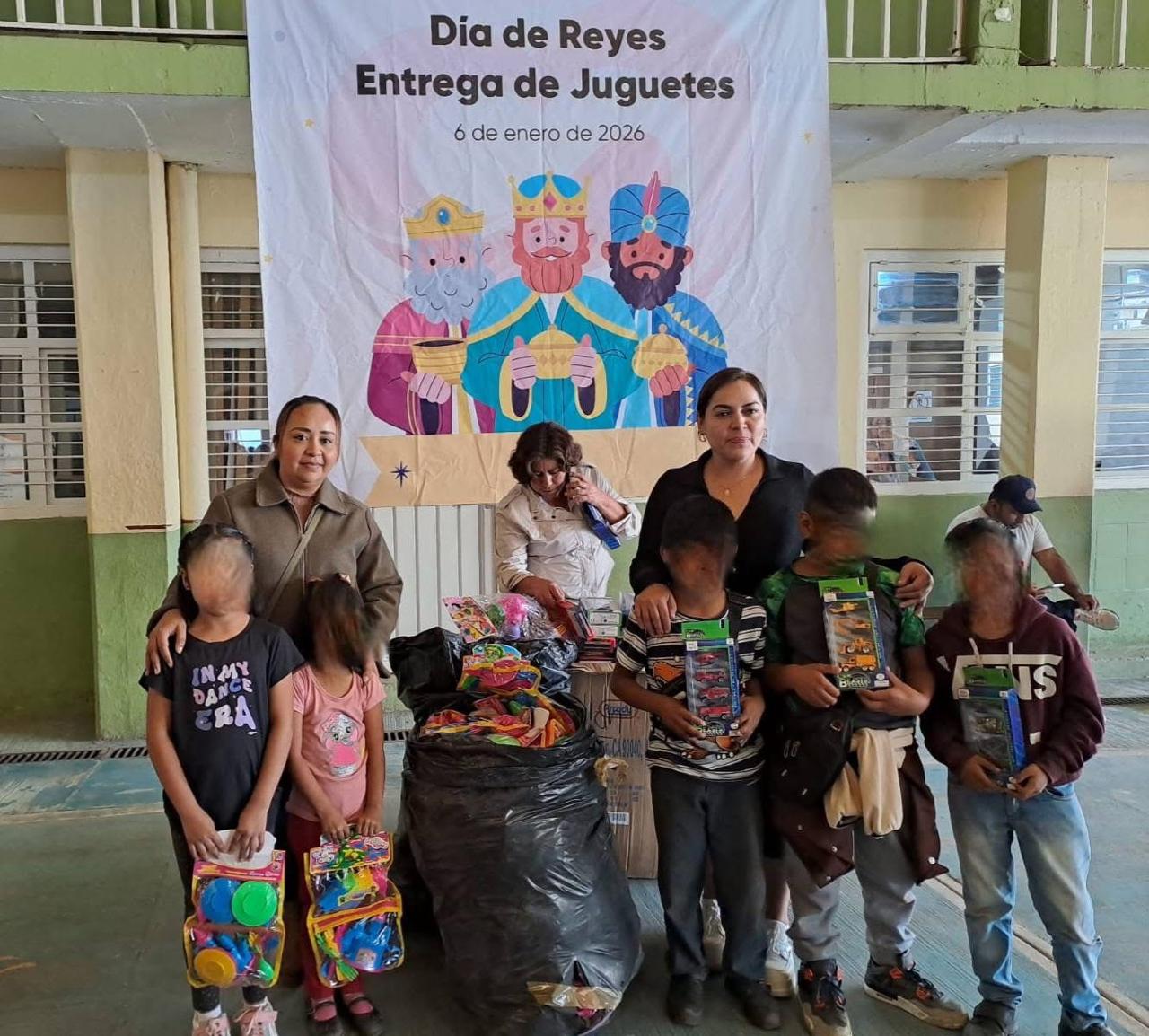 Entrega de juguetes y la tradicional rosca de reyes